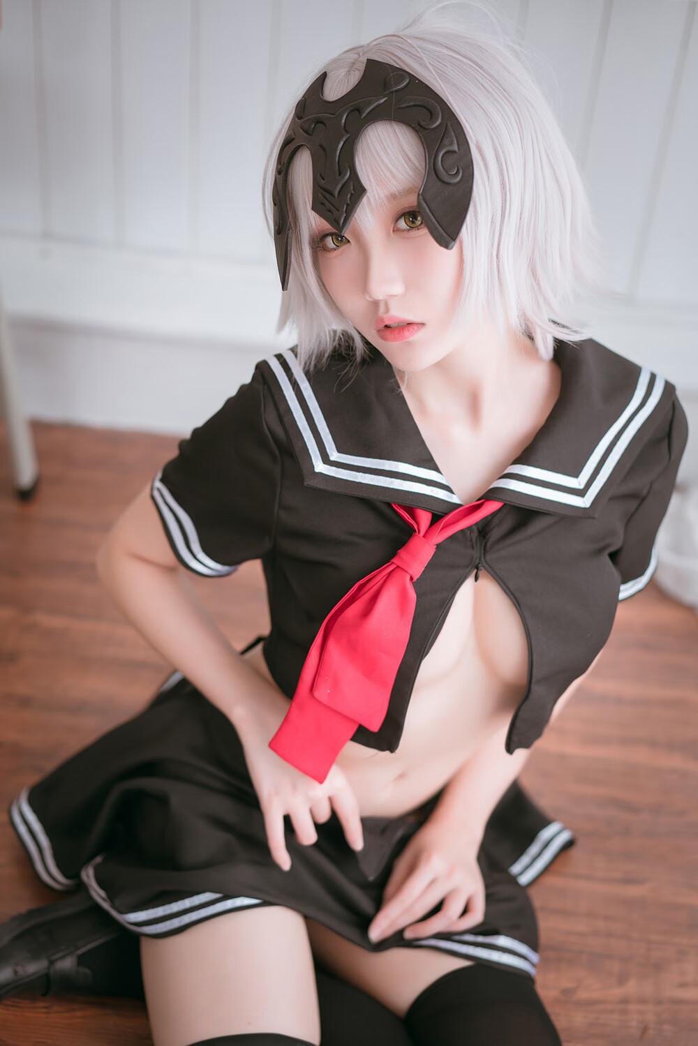 瓜希酱 黑贞德 校服 [13P-59MB]