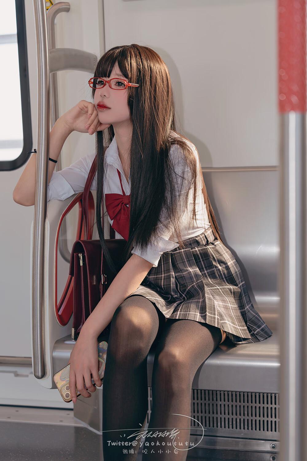 咬一口兔娘 –电车惊魂&期待[72P1V-1.02G]